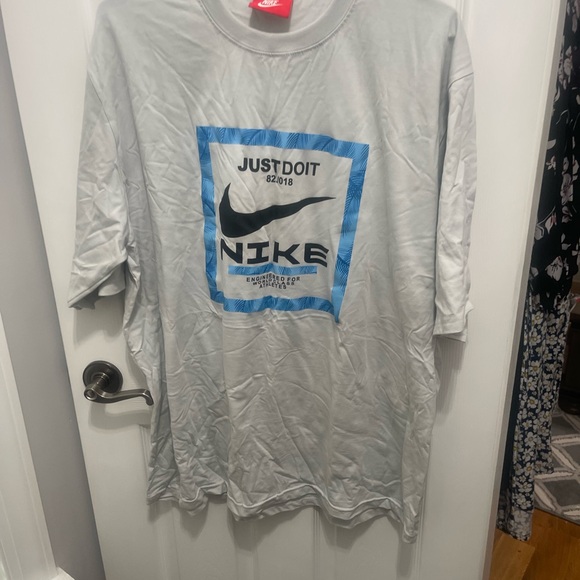Nike Gray Short Sleeve Tee with Vintage Graphic - Picture 3 of 10